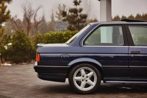 Image 6/8 of BMW 325i (1989)