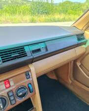 Image 30/42 of Mercedes-Benz 300 CE (1988)