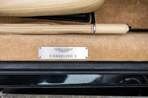 Afbeelding 30/50 van Aston Martin V12 Vanquish S (2007)