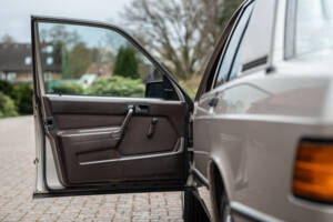 Image 19/77 de Mercedes-Benz 190 E 2.3 (1988)