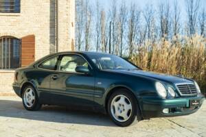 Image 2/50 of Mercedes-Benz CLK 200 (1997)