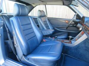 Image 7/19 of Mercedes-Benz 380 SEC (1982)