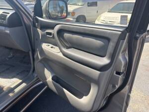 Image 17/28 of Toyota Land Cruiser J 100 V8 (2002)