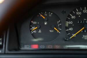 Afbeelding 42/50 van Mercedes-Benz 200 CE (1992)