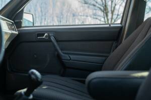 Image 31/50 de Mercedes-Benz 190 E (1988)