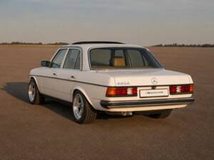 Immagine 8/50 di Mercedes-Benz 230 E (1900)