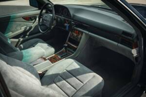 Bild 10/15 von Mercedes-Benz 560 SEC (1990)