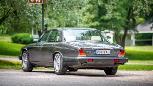 Image 3/42 of Daimler Double Six (1989)