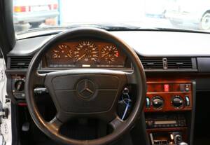 Immagine 20/43 di Mercedes-Benz E 200 (1994)