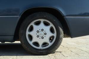Image 14/50 of Mercedes-Benz 200 CE (1992)
