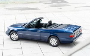 Image 7/45 of Mercedes-Benz E 220 (1995)
