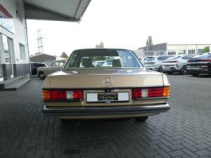 Image 5/19 of Mercedes-Benz 200 (1983)