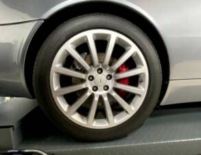 Image 22/50 of Aston Martin V12 Vanquish (2003)