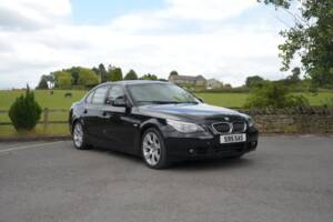 Bild 13/48 von BMW 550i (2006)