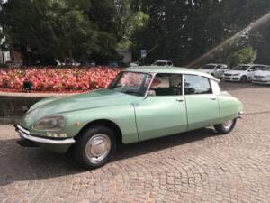 Image 2/4 of Citroën DS 21 (1972)