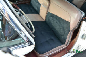 Image 22/50 of Cadillac de Ville Touring Sedan (1958)