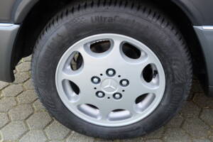Image 59/63 of Mercedes-Benz 300 CE (1991)