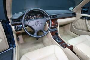 Bild 13/30 von Mercedes-Benz 300 CE-24 (1993)