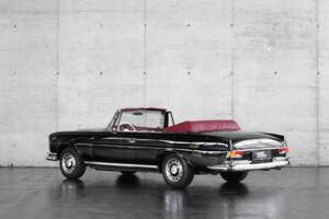 Image 2/50 of Mercedes-Benz 220 SE b (1962)
