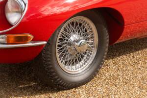 Image 24/50 de Jaguar E-Type (1967)