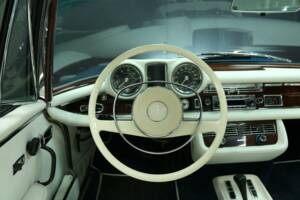 Image 17/50 of Mercedes-Benz 280 SE 3,5 (1971)