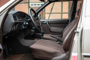 Image 20/77 de Mercedes-Benz 190 E 2.3 (1988)