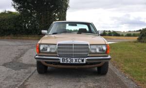 Image 6/33 of Mercedes-Benz 230 CE (1985)