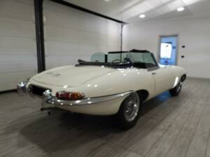 Image 4/15 de Jaguar E-Type (1968)