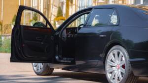 Immagine 7/68 di Bentley Flying Spur V8 S (2017)