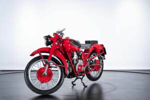 Image 1/11 de Moto Guzzi DUMMY (1949)