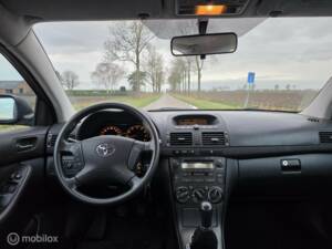 Imagen 13/35 de Toyota Avensis 1.8 VVT-i (2003)