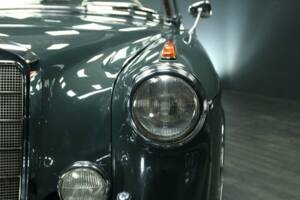 Bild 43/49 von Mercedes-Benz 220 SE (1960)