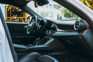 Bild 14/26 von Alfa Romeo Giulia Quadrifoglio (2017)