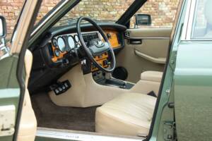 Image 24/50 of Jaguar XJ 6 4.2 (1985)