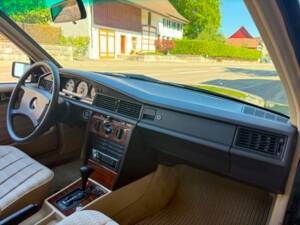 Bild 12/21 von Mercedes-Benz 190 E 2.3 (1991)