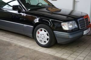 Bild 33/35 von Mercedes-Benz E 320 (1993)