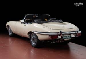Image 3/7 de Jaguar E-Type (1970)