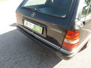 Image 41/50 of Mercedes-Benz 250 TD Turbo (1992)