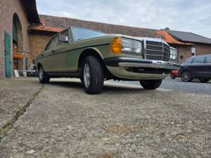 Image 29/73 of Mercedes-Benz 230 E (1985)