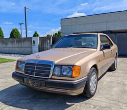 Image 2/42 of Mercedes-Benz 300 CE (1988)
