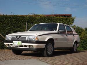 Imagen 2/50 de Alfa Romeo 75 2.0 (1986)