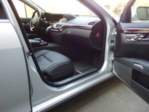 Image 50/98 of Mercedes-Benz S 500 L (2007)