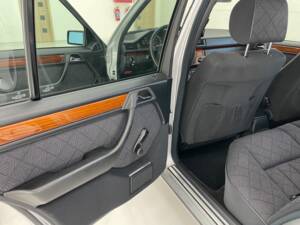 Immagine 13/32 di Mercedes-Benz E 200 (1994)