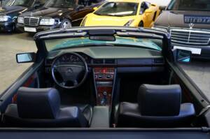 Afbeelding 23/50 van Mercedes-Benz 300 CE-24 (1993)