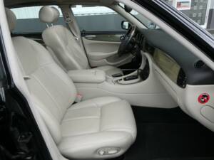 Image 13/21 of Jaguar XJR 4.0 (2001)