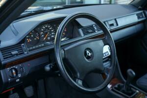 Image 50/50 of Mercedes-Benz 200 E (1992)