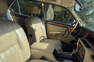 Immagine 11/41 di Jaguar XJ 12 (1990)