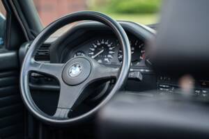 Image 31/99 of BMW 320i (1989)
