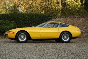 Image 33/50 of Ferrari 365 GTB/4 Daytona (1973)