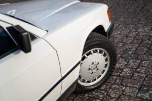 Imagen 2/42 de Mercedes-Benz 190 E (1984)